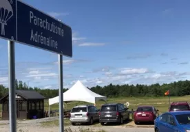 Kanadada ayol 1,5 km balandlikdan qulab, omon qoldi фото