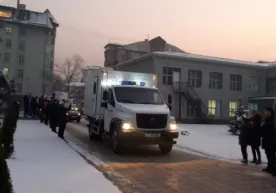 Алмазбек Атамбоев судга мажбурий равишда олиб келингани маълум қилинди фото