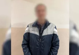 Тошкентда “права” олиб беришини айтиб одамлардан пул олиб юрган шахс топилди фото
