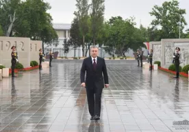 Shavkat Mirziyoyev G‘alaba bog‘iga tashrif buyurib, «Matonat madhiyasi» yodgorlik majmuasiga gul qo‘ydi фото