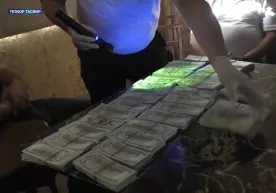 Ohangaron shahrida uch nafar shaxs tadbirkordan 300 ming dollar olayotganda qo‘lga tushdi (video) фото