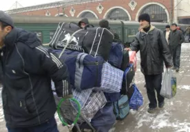 Рублнинг қадрсизланиши сабаб меҳнат муҳожирлари Россияни оммавий тарк этишмоқда фото