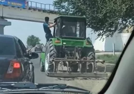 Buxoroda ichki ishlar xodimi traktorni boshqarayotgan mast erkakni to‘xtatishga urindi (video) фото