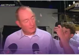 Yangi Zelandiyadagi terakt haqida gapirgan senatorning boshiga tuxum bilan urishdi (video) фото