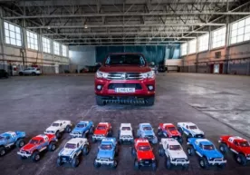 Ўйинчоқ машиналар 2 тонналик Toyota пикапини шатакка олди фото