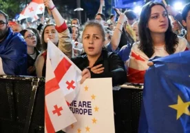 Тбилисида номаълум шахслар намойишчиларга ҳужум қилди фото
