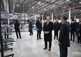 Shavkat Mirziyoyev Zangiotada ochilgan 40 mln dollarlik logistika markazini borib ko‘rdi фото