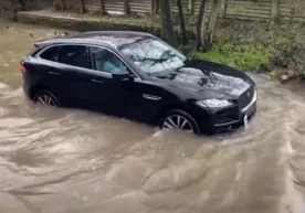 Jaguar F-Pace’да чуқур кўлмакни босиб ўтмоқчи бўлган омадсиз ҳайдовчи фото