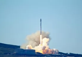 Falcon 9 raketasi Kaliforniyadagi harbiy-havo kuchlari bazasidan uchirildi фото