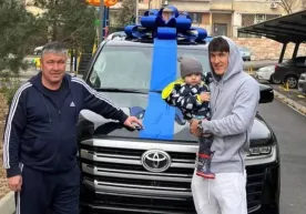 Элдор Шомуродов отасига «Toyota» совға қилди фото