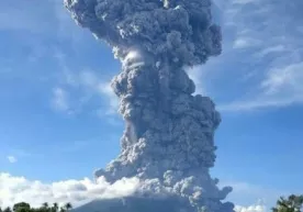Italiyadagi vulqon otilishi vaqtida sayyohlar sarosimada qocha boshlashdi (video) фото