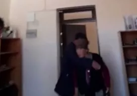 Ўқитувчига тарсаки туширган бувига нисбатан судга даъво аризаси киритилади фото