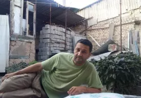 Yuzlab xonandalarga xit qo‘shiqlar yozib bergan shoir Mirzo Karim uysiz yashamoqda фото