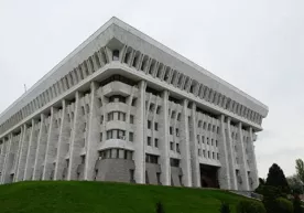 Қирғизистонда амалдор ташқи кўриниши сабабли парламентдан чиқариб юборилди фото