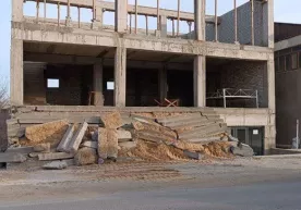 O‘zboshimchalik bilan qurilgan zinapoya buzdirildi фото