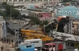 Тошкентдаги Чорсу бозори яқинида икки автокран ағдарилиб кетди фото