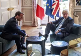 Boris Jonson Makron oldida oyog‘ini stol ustiga qo‘yib oldi (video) фото