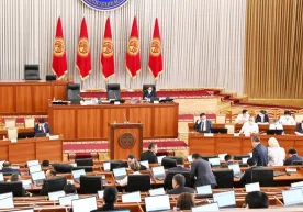 Qirg‘iziston prezidenti deputatlarning maoshini qisqartirib, xizmat mashinalaridan mahrum qildi фото
