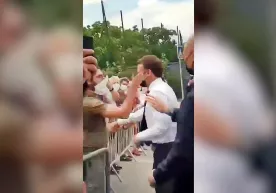 Fransiya prezidenti Makron shapaloq yedi (video) фото