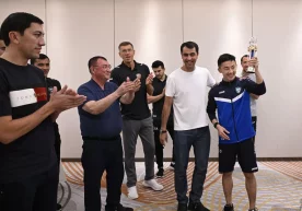 Abbosbek Fayzullaevga “Yilning eng yaxshi yosh futbolchisi” sovrini topshirildi фото