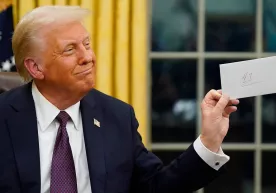 Что было сказано в письме, оставленном на столе Байдена Трампу? фото