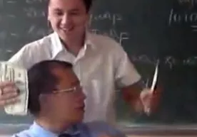 Vazirlikning o‘qituvchiga pul sochgan talabalar videosiga munosabati: «Bu video 10 yilcha oldin olingan» фото