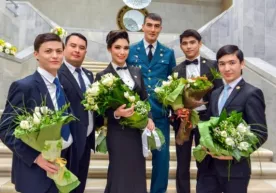 «Туркистон» санъат саройида бир гуруҳ йигит-қизларга «Ўзбекистон белгиси» кўкрак нишонини топшириш маросими бўлиб ўтди фото