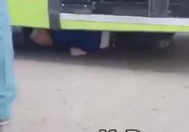 DAN xodimi hujjatlarini olib qo‘ygan haydovchi o‘zini avtobus tagiga tashladi (video) фото
