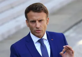 Makron “Putinning hovlisiga” yangi do‘stlar va uran qidirib kelmoqda фото