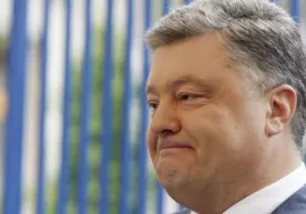 Порошенко ташрифларидан бири вақтида аёлнинг бошидан шапкасини юлиб олди (видео) фото