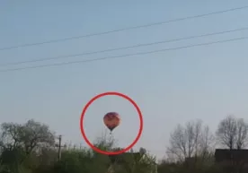 Қримда шамол ҳаво шари ичида бўлган қизчани учириб кетди (видео) фото