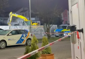 Germaniya janubida erkak ekskavatorni oʻgʻirlab ketib, politsiyachilarni jarohatladi фото