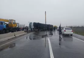 Samarqandda yo‘lovchi avtobusi YTHga uchrab, ag‘darilib ketdi фото