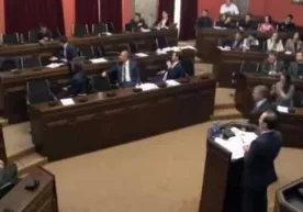 Gruziya parlamentida majlis mushtlashuv bilan yakun topdi… (video) фото