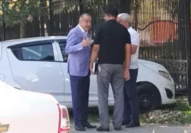 Jahongir Ortiqxo‘jayev va «Kun.uz» jurnalistlariga tajovuz qilgan hokim o‘rinbosari фото