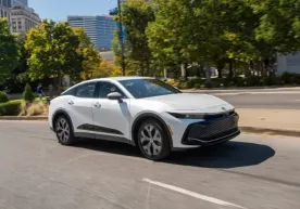 2026-йилги Toyota Crown: Гибрид ва тўлиқ узатмада тақдим этилди фото