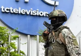 Ekvadorda qurolli shaxslar jonli efir olib borayotgan telekanalga bostirib kirdi (video) фото