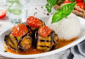 İftar için Türk yemeği − İslim kebap hazırlıyoruz фото
