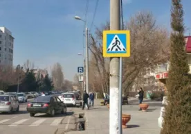Пойтахт бўйлаб қоронғуда нур қайтарувчи йўл белгилари ўрнатилмоқда фото