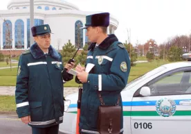 Йўл патруль хизмати инспекторлари кўп ҳолларда уйлар ёки дарахт паналарида яшириниб ишлашади. Шу тўғрими? фото