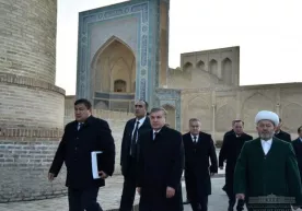 Shavkat Mirziyoyev ko‘hna Buxoro shahrida turizm sohasini yanada rivojlantirish bo‘yicha qilinayotgan ishlar bilan tanishdi фото