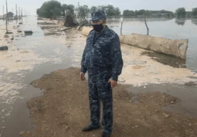 Maxtaral tuman hokimi Qozog‘istondagi yana bir qishloqni suv bosgani haqida фото