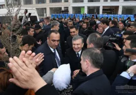Shavkat Mirziyoyev To‘raqo‘rg‘onda xalq ichiga kirib bordi фото