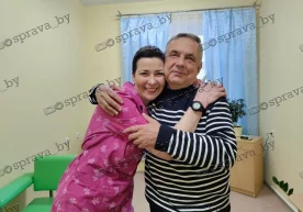 Belaruslik siyosiy mahbus Mariya Kolesnikova 1,5 yil deganda otasi bilan uchrashdi фото