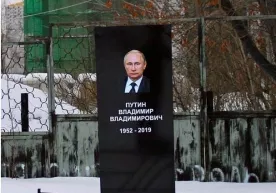 Vladimir Putin oʻldimi? Rossiyada unga qabr toshi oʻrnatishdi фото