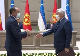 Қирғиз мулозими нега Ўзбекистон соғлиқни сақлаш вазирига қўл узатмаганини изоҳлади фото