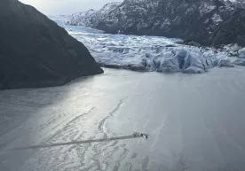 Аляскада самолёт музлаган кўл устига қулаб тушди фото