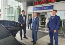 Атамбоев Москвага учиб келгач, Федерал қўриқлаш хизмати ходимлари ҳамроҳлигида Кремлга йўл олди фото