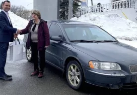 Volvo машинасида 1,6 миллион км масофани босиб ўтган аёл тақдирланди фото