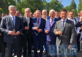 Ukrainaning besh prezidenti ilk bor bir vaqtning o‘zida bir joyda to‘planishdi фото